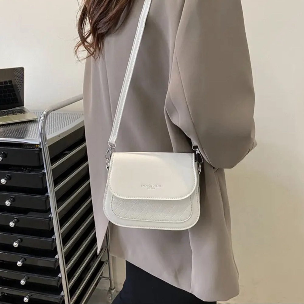 🔥Vintage✨ NWT Chic White Faux Leather Saddle Crossbody Bag - Trendy & Versatile! - Picture 2 of 12